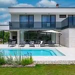 Beautiful Celi With Pool In * Fažana