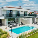 Beautiful Celi With Pool In Villa