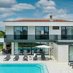 Beautiful Celi With Pool In * Fažana