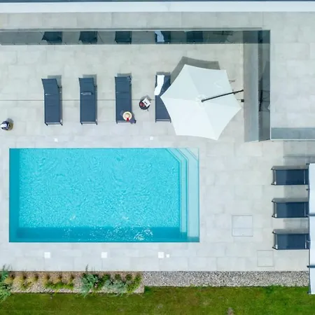 Beautiful Celi With Pool In Villa *