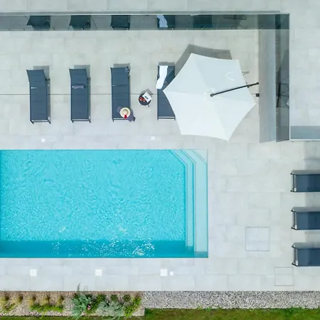 Beautiful Celi With Pool In
